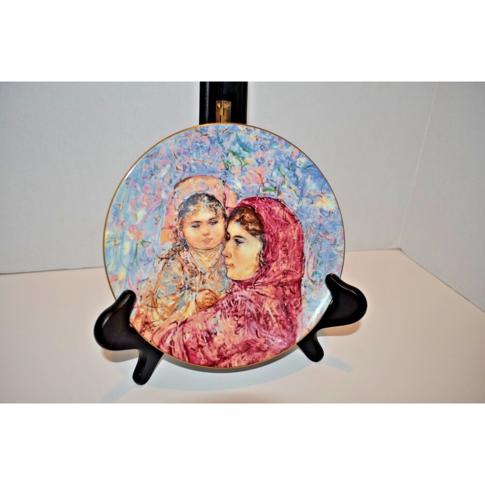 Royal Doulton / Edna Hibel Collector Plate #5377 / "Lucia and Child" 1977